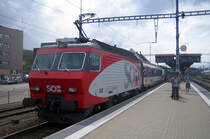 Ganz vornehm wussten diese Sch�ler zu reisen. Am 16.6.09 war Schulreisentag 2180 Schulklassen machten mit dem �V einen Ausflug. Daher musste auch der versp�tete Voralpen Express IR 2426 verst�rkt werden, dies nicht mit einem hundsgew�hnlichen EW2, nein, mit einem EW4!! Na ja, den berghinauf ziehen, konnte die Re 456 diese Last nicht, und die Re 446 016-8 musste ab Rapperswil Schiebedienst leisten.