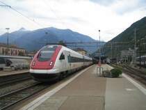 Der CIS-Entlastungszug 10013 Z�rich - Lugano wird zum Gl�ck mit einem ICN gef�hrt. P�nktlich verl�sst der RABDe 500 041-9  Wiliam Barbey  am 17.6.09 Bellinzona, w�hrend der regul�re CIS, der schon vor 8 Minuten h�tte fahren sollen, noch weit oben in der Leventina ist...