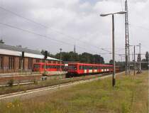 Zwei Fahrzeuge der BR 485 in Bernau. Zur Zeit l�uft ein Redesign dieser Baureihe, deren Fahrzeuge sich dann �u�erlich in den traditionellen Farben der Berliner S-Bahn pr�sentieren. Die Frontscheibe weist dann keine Zweiteilung mehr auf, der Innenraum ist v�llig neugestaltet. 22.6.02