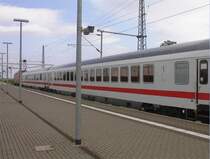 InterCity aus Hamburg zur Weiterfahrt nach Prag. Nauen, 22.6.02.