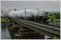 Unter dem Motto „Zur Sonnwendfeier in die Wachau“ stand die Tour O22 der �BB Nostalgie am 20.6.2009. Zu diesem Anlass wurde Sdz R 16344 von Wien nach Spitz in Verkehr gesetzt. Wegen dem Stellwerksausfall in S��enbrunn, musste der Zug �ber den Wiener ZVB und die Stammstrecke umgeleitet werden. Das Foto zeigt den Zug mit 52.4984 als Vorspannlok vor 2050.02 und elf Waggons bei der Querung der Neuen Donau kurz vor der ehemaligen S-Bahnhaltestelle Wien Strandb�der. Wetter: OHNE WORTE, aber bei Sonnenschein w�re die Aufnahme gar nicht m�glich gewesen, da erst um 13:58 in Wien abgefahren wurde und die Sonne direkt gegen�ber dem Fotografen gestanden w�re.