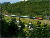 Am 23. Juni ist Nationalfeiertag in Luxemburg, und so fuhr unser nationales Eisenbahnmonument, die Diesellok 1604, mit dem Sonderzug  D'Natur um Zuch  durchs ganze Land. Hinter der Lok befinden sich die 4 Wegmannwagen, welche nach aufwendiger Renovierung wieder in ihrer urspr�nglichen gr�nen Farbgebung erscheinen. Das Bild wurde am 23.06.09 in Clervaux aufgenommen. (Jeanny)   