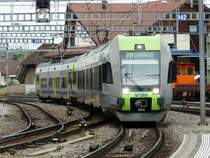 bls - Triebz�ge RABe 535 108-5 zusammen mit RABe 525 002-2 bei der einfahrt in den Bahnhof Spiez am 20.05.2009