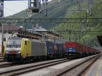 Die ES 64 F4-031 wartet auf ausfahrt am 11.06.2009 im Bahnhof Brenner.
