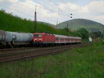 Die 143 024 am 13.05.2008 mit einer RB bei der Einfahrt in Laufach. 
