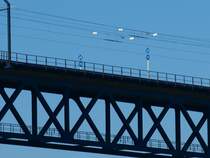 Die Systemtrennstelle auf dem 1153m langen G�hltalviadukt der Montzenroute. Hier endet das deutsche 15 kV Wechselstromsystem und es geht mit dem belgischen 3 kV Gleichstromsystem weiter nach Montzen. Die Loks rollen hier mit eingzogenen Stromabnehmer durch die Trennstelle, wechseln auf Gleichstrom und fahren die Stromabnehmer wieder hoch.
