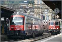 W�hrend 514 048-8 in Oerlikon h�lt donnert ein Kieszug mit Re 420 310-5 und einer weiteren Lok durch den Bahnhof. (24.06.2009)