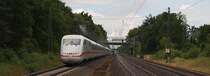 Ein mir leider unbekannt gebliebener ICE durchf�hrt am 21.06.09 den Bahnhof von Spr�tze auf dem Weg nach Hamburg-Altona. Gut zu erkennen sind die verdampfenden Regentropfen an der Oberleitung durch den Pantografen.