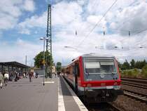 Reges umsteigegehetze am 21.06.09 in Buchholz (Nodrheide). Nachdem 628 622 als RB 14582 aus Hannover eingetroffen ist, rennen fast alle Fahrg�ste r�ber zur anderen Bahnsteigseite und werden in ein bis zwei Minuten im ME 81157 nach Hamburg Hbf sitzen.