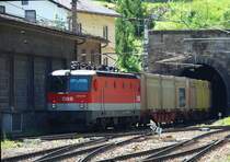 Die 1044 054 hing am 13. Juni 2009 hinten an einem G�terzug, der von Wien kam und Richtung M�rzzuschlag fuhr. Ich fotografierte sie im Bahnhof Semmering.