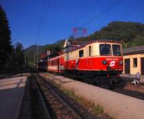 Am 18. Juni 2009 wurde der R 6841 von St.P�lten nach Laubenbachm�hle von der ziemlich neu lackierten 1099 001-8 bespannt. Dieses Foto entstand im Bahnhof Kirchberg an der Pielach.