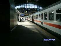 Auf dem Weg in die Halle am IC 2170 vorbei.
Hamburg Hbf 24. Juni 2009