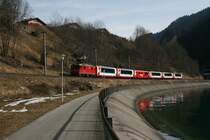 Mit der Ge 4/4 631 bespannt f�hrt Glacier Express 903 am 23.2.2008 am Ausgleichsbecken oberhalb Tavanasa vorbei. 