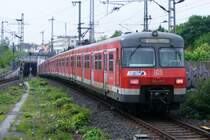 Am 30.04.09 f�hrt gerade der 420 850/350 vorderer Triebzug und 420 377/877 als S9 (Hanau Hbf-Wiesbaden Hbf) in Offenbach Ost aus und taucht gleich in den Offenbacher City-Tunnel ab.Der 420 377 ist erst 
vor kurzem aus Essen (NRW) nach Frankfurt umbeheimatet worden!!!
N�chster Halt ist Offenbach-Marktplatz,Ausstieg in Fahrtrichtung Links!!!