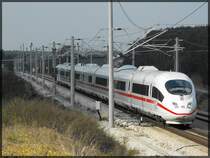 ICE 3 mit  Wolkenkrimi .
W�hrend der Vordere Teil noch von der Sonne angestrahlt wird,verdunkelt eine dicke Regenwolke die Szenerie.