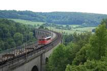 Br 155 mit einem Rungenwagenzug (ungew�hnliche Beladung)bei der �berquerung des Bekeviaduktes kurz hinter Altenbeken.