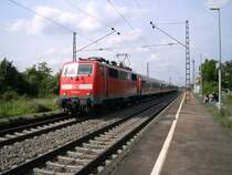 Eine BR 111 steht im Bahnhof Buggingen am 27.05.2009.