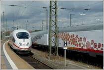 Sch�nes Design im Doppelpack. Die Zuggarnitur des SciencExpress besteht aus ehemaligen G�terwagen und ihr Design soll au�en, wie innen einen Einblick vermitteln, wie Wissenschaft und Froschung unser k�nftiges Leben beeinflussen werden. Daneben verl�sst ein ICE den Hauptbahnhof von Saarbr�cken in Richtung Paris Est. 22.06.09 (Hans)