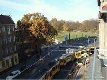 An einem wundersch�nen Sp�therbsttag biegt ein planm��iger Zug der Linie 52 am Nordend in Berlin-Niedersch�nhausen zur Endhaltestelle Schillerstra�e ab. Ab hier ist die Strecke eingleisig. Aufnahme am 24.11.2001.   