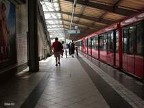 BR 485 in Westkreuz, Ringbahnsteig. 16. Juni 2002.