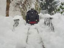 BR 80 (M�rklin Spur1) n�hert sich der Weilbach-Br�cke