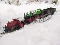 K�f (M�rklin Spur1) passiert gerade die tief verschneite Weilbach-Br�cke