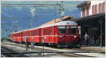 R1945 mit Steuerwagen 1721 an der Spitze aus Ardez kommend, f�hrt in Pontresina ein. (03.07.2009)