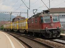 Die Re 4/4 11163 am 30.06.2009 mit einem Postzug bei der Durchfahrt in Biel Mett. 