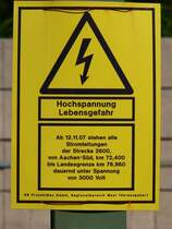 Diese Schilder h�ngen an den Fahrdrahtmasten der Aachener S�drampe, hier wird schon mit belgischen 3000 Volt Gleichstrom gefahren. 
