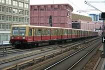 Triebzuggarnitur der Berliner S-Bahn mit 485 127-5 an der Spitze ist am 26.10.2008 in H�he Alexanderplatz auf dem Weg nach Spandau.