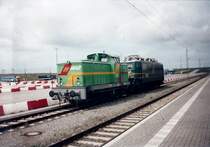 WAB-Lok 20 und die WAB-Lok 109-2 im Mai 2001 im F�hrhafen Mukran.Aufgenommen vom Bahnsteig.