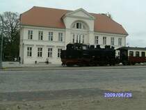 Vor dem Hotel Prinzenpalais in Bad Doberan f�hrt 99 2321 in den Hp Stadtmitte ein.