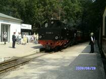 99 2321 ist am 29. Juni im Bahnhof Heiligendamm zur Zugkreuzung eingetroffen.