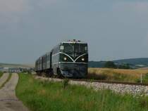 Die 2050.04 zwischen Harmannsdorf-R�ckersdorf und Stetten mit ihrem 5-teiligen Personensonderzug am 05.07.09.