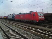 Hier 185 070-0 in Angerm�nde, am Haken hat sie 143 847-101 der RBH und im Hintergrund steht die Class 66 der HGK. (5.7.2009)