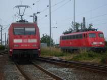 101 132 mit einem IC nach Norddeich Mole in Norddeich sie l�sst 110 489 die kalt am 03.07.2009 in Norddeich streht rechts liegen 