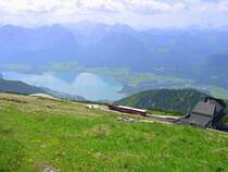 Salzkammergut 2009 - Vom Gipfel des Schafberges geht der Blick �ber die Bergstation und den Wolfgangsee hin zu den Hohen Tauern. Unser Altbundeskanzler Helmut Kohl machte �brigens in dieser Gegend auch immer Urlaub! 25.05.2009