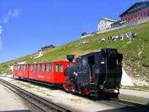 Salzkammergut 2009 - Einige Z�ge der Schafbergbahn pr�sentieren sich bereits in einer neuen Lackierung der Salzkammergut-Lokalbahn. Dieser hier, tr�gt aber noch den �BB-Anstrich und bei genauem Hinsehen sind sogar noch die Abdr�cke der �BB-Logos an den Fahrzeugen zu erkennen. Schafbergspitze, 25.05.2009