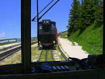 Salzkammergut 2009 - Bei viel Andrang folgen die Z�ge der Schafbergbahn im Sichtabstand, wie das auch bei anderen Bergbahnen �blich ist. An der Ausweiche Schafberg-Alpe ist zudem zum Stellen der Weichen noch Muskelkraft gefragt! 25.05.2009
