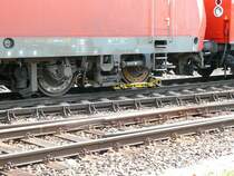 Detailaufnahme der aufgebockten Vorderachse der 145 038. Diese Lok hing am Hilfszug der DB AG Notfalltechnik und wurde am 04/07/2009 nach K�ln-Gremberg geschleppt.