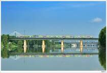 Der bunte Wurm auf der Br�cke. Das italienische Flirt-ETR155-Doppelpack �berquert w�hrend einer Probefahrt gerade die Neue Donau. SPROB 96070, Wien/Stadlauer Br�cke, 6.7.2009.