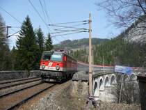 09.04.09, Breitenstein: Die 1142 680-6 zieht einen sechsteiligen Modularwagenzug den Semmering hinauf und �berquert dabei das 177m lange Kalte-Rinne-Viadukt. (Originalaufl�sung 3456x2592)