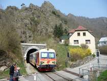 06.04.09, Wachau: Der 5047 021-0 �berquert eine schmale Stra�e bevor er den 120m langen D�rnsteinertunnel durchquert. (Originalaufl�sung 3456x2592)