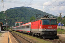 Kurztrip in die Steiermark - Am 6. Juli 2009 konnte der OIC 536 nach Wien S�dbf mit der 1044.023 im Bf. Kapfenberg abgelichtet werden. Wie fast immer, ist der DDm am Zugschluss leer unterwegs.