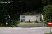 Das neue Unterwerk unterhalb G�rberbach an der Brennerstra�e, daneben eine kleine Kapelle, links neben dem Photographen, je nachdem passend oder gerade nicht passend zum genius loci: Die Tankstelle bei der Auffahrt Innsbruck-S�d. Ende Juni/Anfang Juli 2009 kHds