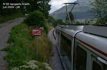 N�85 rollt am Photographen vorbei richtung Fulpmes, man sieht schon die beginnende Neigung der Kurve �ber die Br�cke. Ende Juni/Anfang Juli 2009 kHds