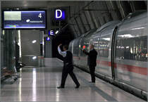 . Kurz vor Abfahrt des Zuges -

Abends im Flughafenbahnhof von Frankfurt, 

23.05.2009 (M) 