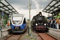 12. Juni 2005 Halle / Westfalen. Wiederer�ffnung des Haller Willem von Dissen nach Osnabr�ck. Gegenwart trifft Vergangenheit.
MEM-Lok  Hannover 7512  + VT711 NWB