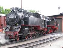 MOLLI-Dampflok BR 99 2321-0 zieht Lok BR 99 2322-0 aus dem Lokschuppen zur LOKPARADE, K�hlungsborn-West 10.07.2009
