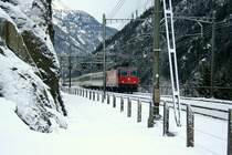 Mit der Re 4/4 II 11198 ist der EC 109  Ticino  (Basel SBB - Milano C) am 6.12.2008 unterwegs unterhalb G�schenen. 